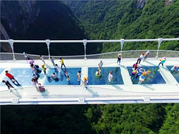 C玻璃橋、天門仙山、夯吾苗寨、鳳凰古城“神秘湘西之旅” 品質(zhì)純玩2晚3日游