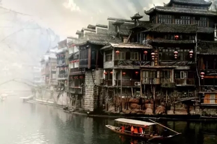 鳳凰古城、晚會(huì)、矮寨大橋、魔鬼玻璃棧道、墨戎苗寨汽車(chē)兩日游