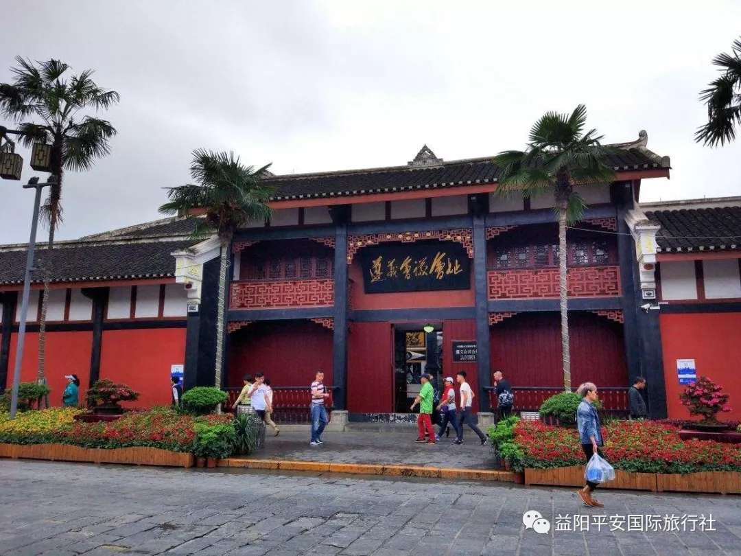 貴州黃果樹大瀑布、梵凈山、西江千戶苗寨、荔波大小七孔、鎮(zhèn)遠(yuǎn)古城遵義會(huì)議會(huì)址、息烽集中營(yíng)汽車七日游