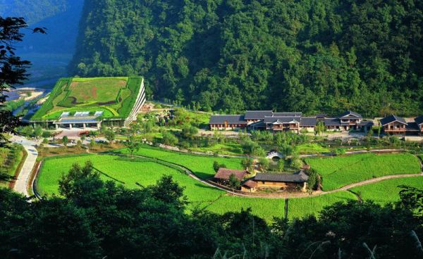 　　D4線：黃龍洞、袁家界、天子山、金鞭溪、夯吾苗寨、鳳凰古城“養(yǎng)心潤(rùn)肺”之旅品質(zhì)純玩3晚4日游