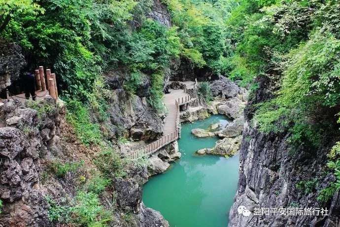貴州黃果樹大瀑布、梵凈山、西江千戶苗寨、荔波大小七孔、鎮(zhèn)遠(yuǎn)古城遵義會(huì)議會(huì)址、息烽集中營(yíng)汽車七日游